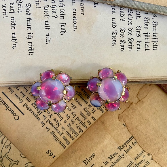 SOLD-Vintage Hattie Carnegie two tone pink Givré glass clip on earrings - Picture 6 of 14